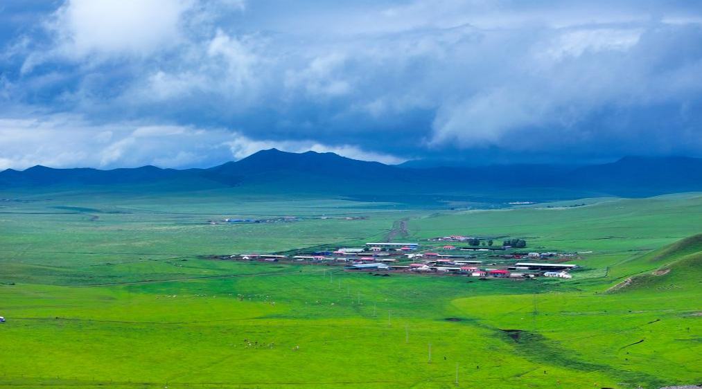 扎魯特山地草原如詩(shī)如畫(huà)